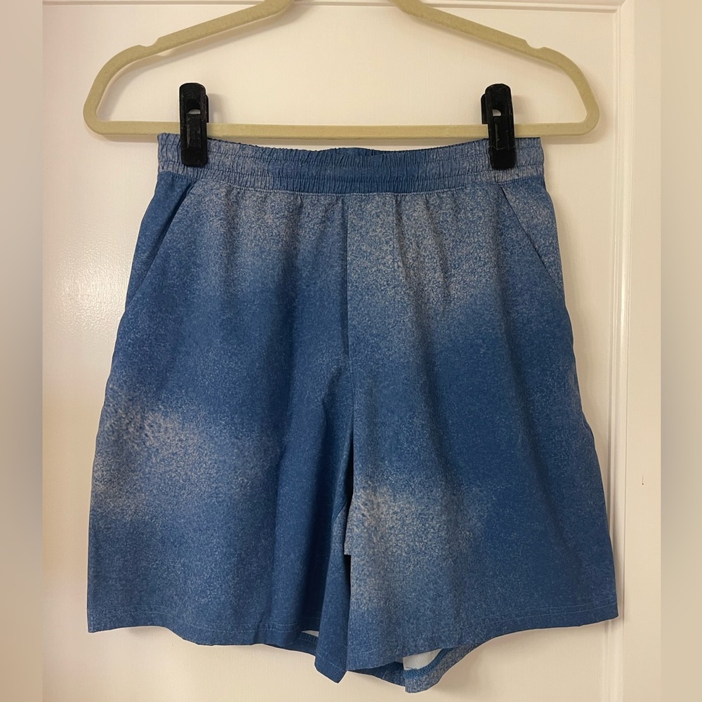 Lululemon blue patterned men’s athletic shorts - size small